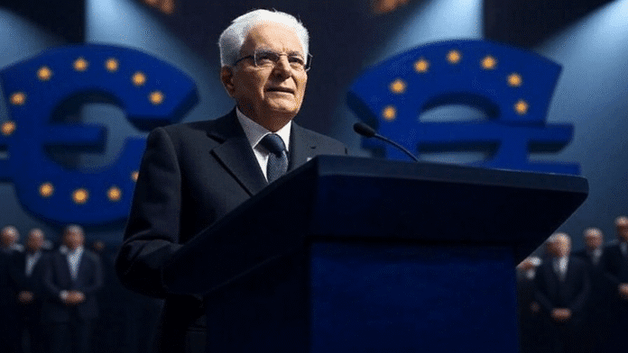 Sergio Mattarella parla con enfasi da un podio, con simboli UE imponenti alle spalle, evocando un'idea di Europa come dogma.