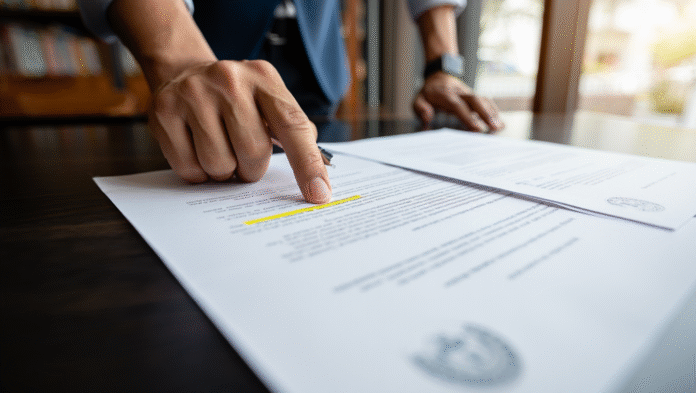 Mano che indica la clausola del dissenso informato su un documento del Ministero della Salute.