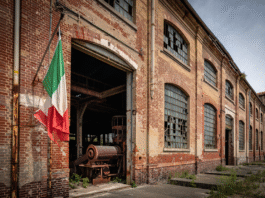 Fabbrica storica italiana in stato di abbandono, simbolo del declino industriale.