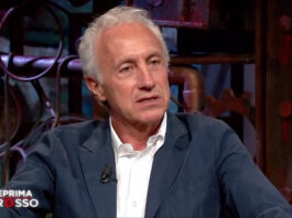 Il giornalista Marco Travaglio in primo piano mentre analizza il doppio standard internazionale durante la trasmissione televisiva Filorosso su Rai 3.