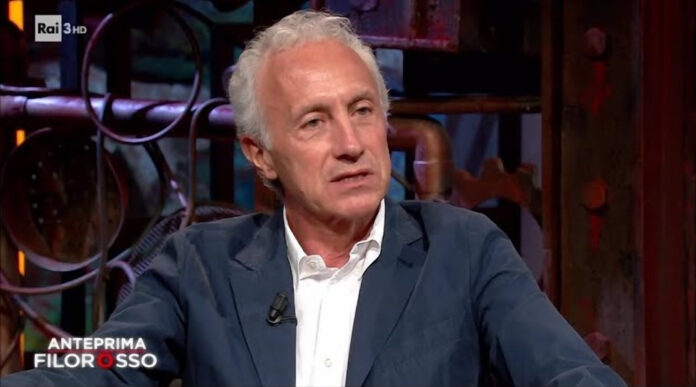 Il giornalista Marco Travaglio in primo piano mentre analizza il doppio standard internazionale durante la trasmissione televisiva Filorosso su Rai 3.